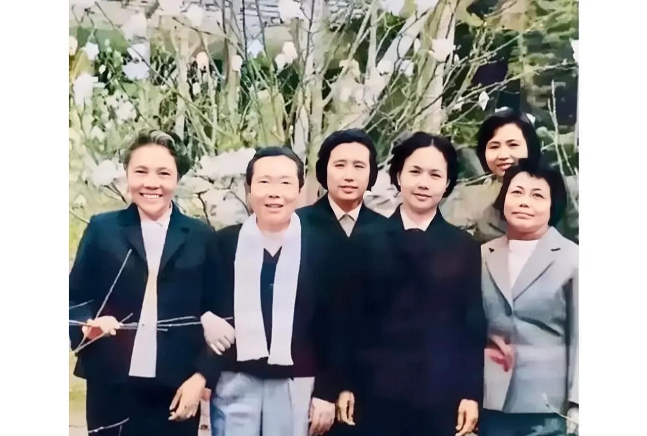 一张珍贵的合影，拍摄于上世纪50年代末，这才是她们六人的真实貌相，不是演员扮演的