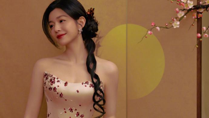 陈妍希晒2026年写真，身穿梅花小肚兜，头扎麻花辫超可爱！