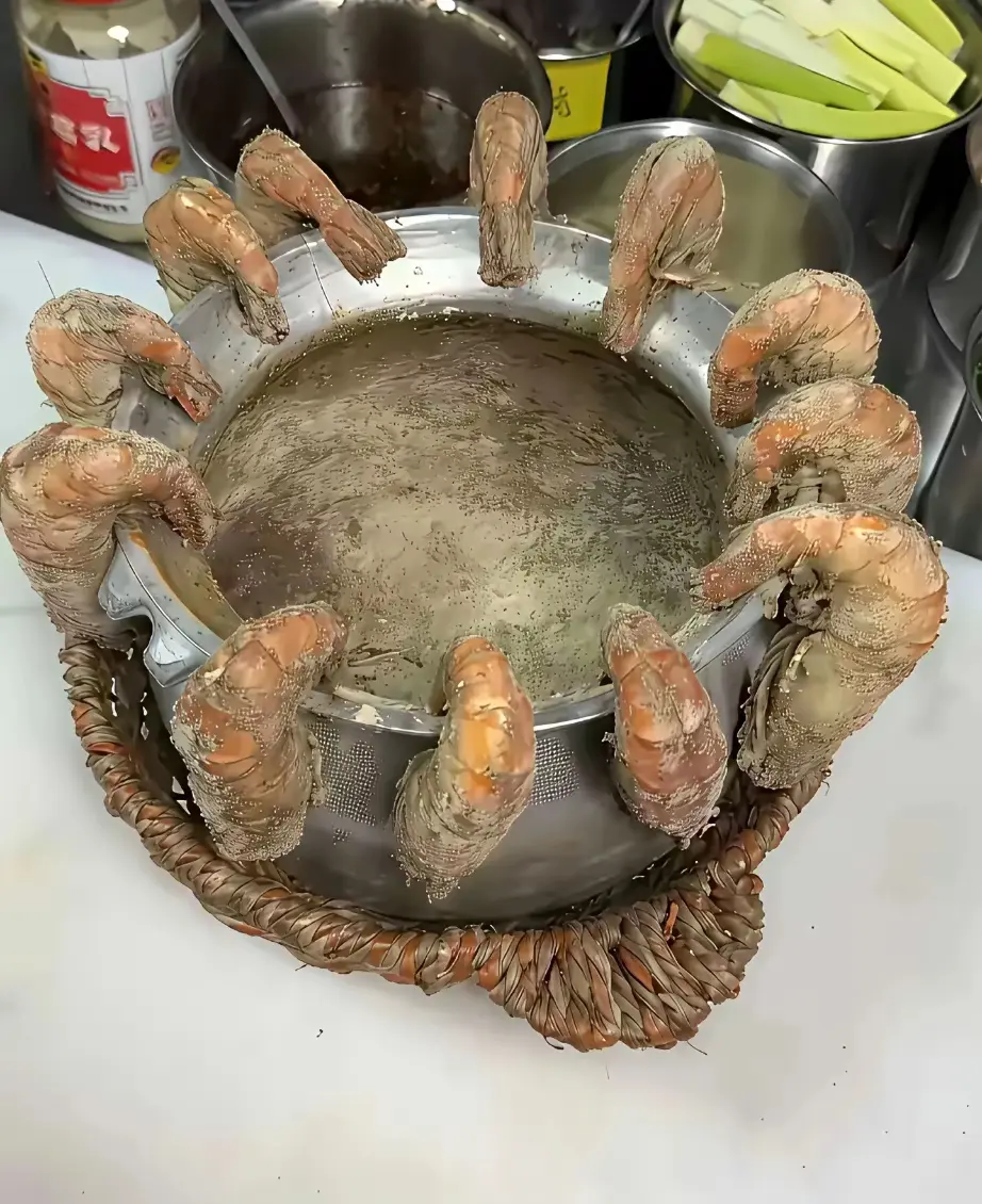 这虾是刚刚出土吗？这是泥还是发霉了呀