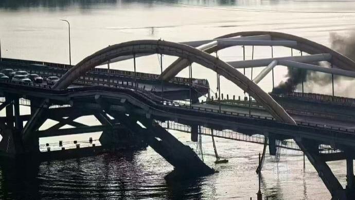 北京市顺义区一座有26年历史的大桥今早突发垮塌