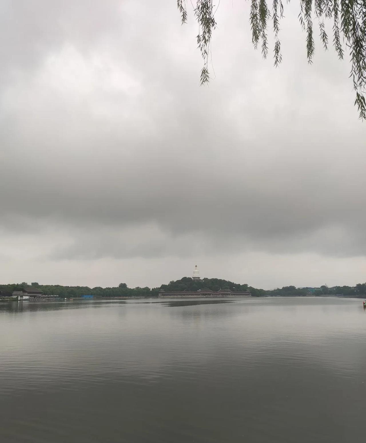 北京今天中雨转小雨，最高温度只有13℃！
北京降雨持续，体感阴冷。今天白天全市有