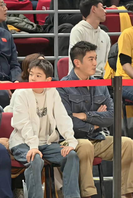 杜江带嗯哼看篮球比赛，感觉和他一起参加节目的孩子都长得很大了，为什么他还是跟小孩