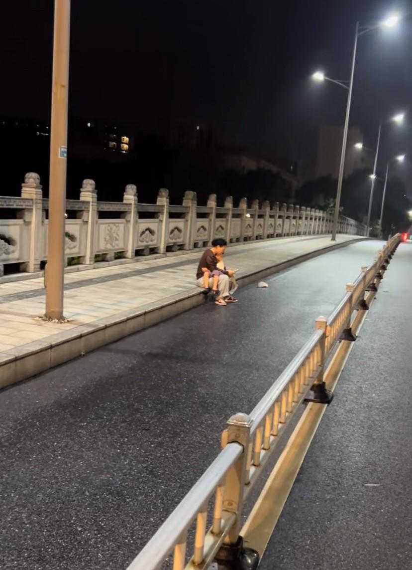 浙江湖州雨夜，凌晨三点，女子抱娃桥上哭泣。



湖州城，夜深雨急。一辆汽车缓缓