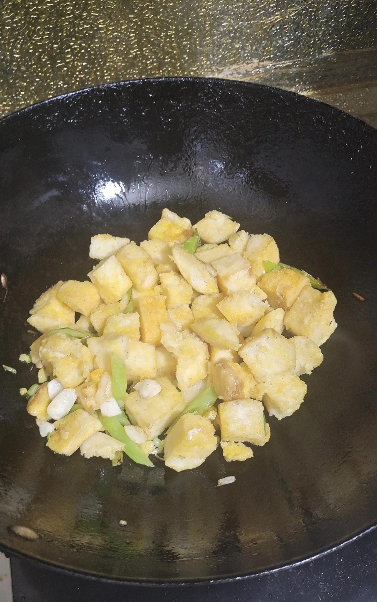 都说细节决定成败，但有时候男人的细心体贴，真不如“有出息，挣挣钱”来得实在……我