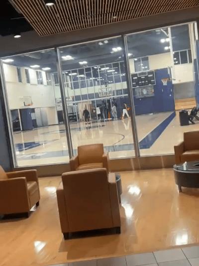 这狼仔又惹事了，训练师都忍不了了。
仅有24岁的爱德华兹已经森林狼历史上仅次于加