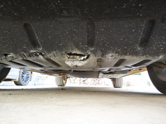 蹭底了前副车架位置
昨晚上开夜车，从水泥路进入到非铺装路面的坑，速度大概50-6