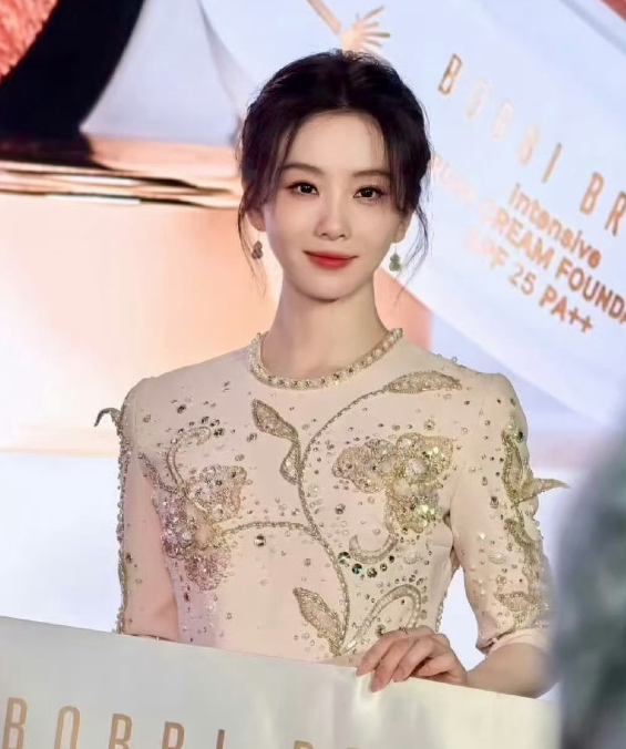 刘诗诗线下活动的仙女盘发造型绝了!温婉气质扑面而来，如同从古风画卷中走出的仙子，