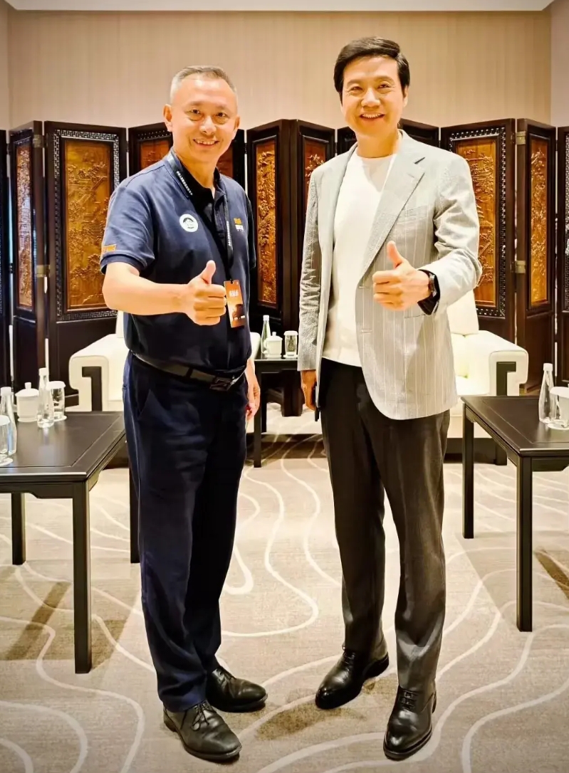 左边这位跟武汉大学的两位杰出校友雷军和陈东升走的很近、天天称兄道弟的人，感觉好面