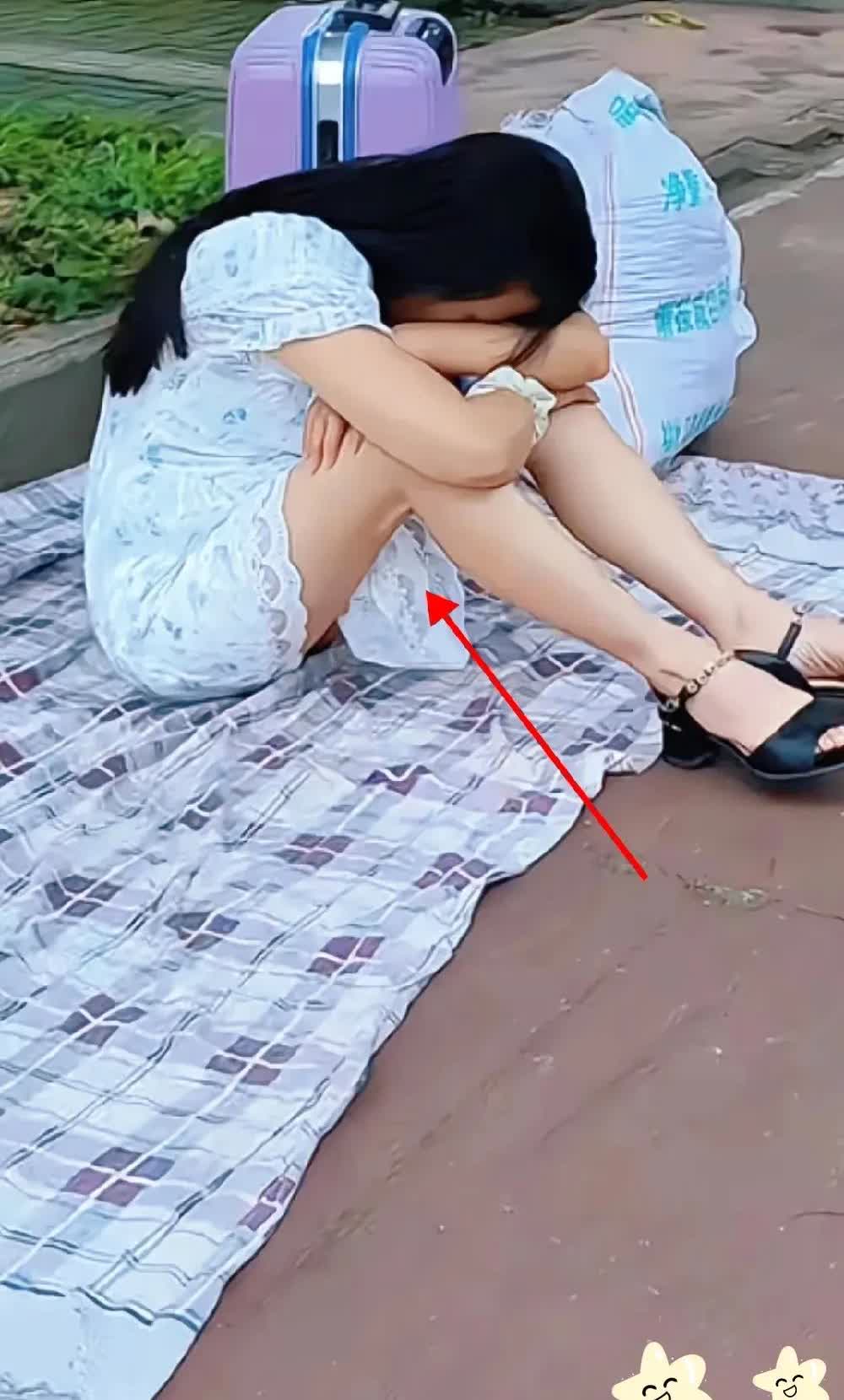 真让人心疼！
一女子无家可归，
孤孤单单坐在大街上哭得撕心裂肺。

  