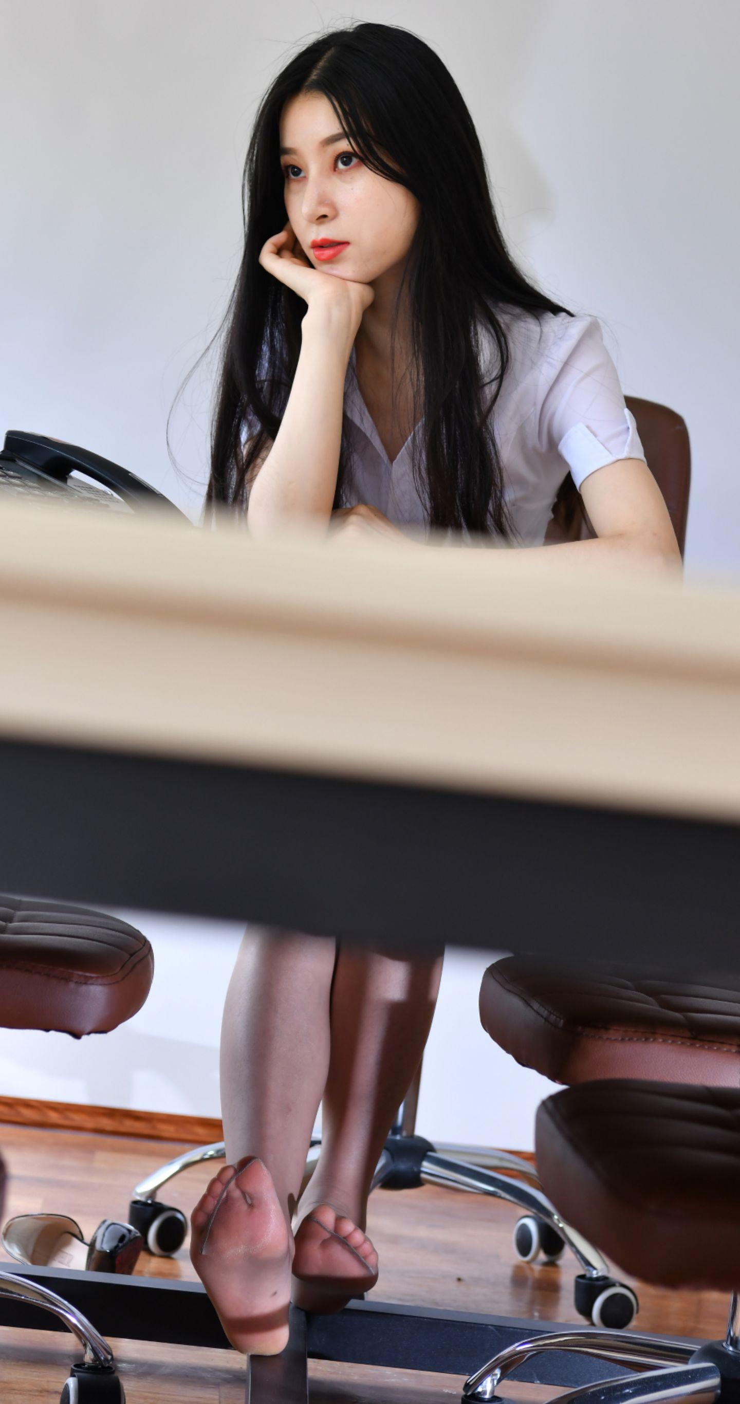 送她到家楼下，她说“太晚了，要不