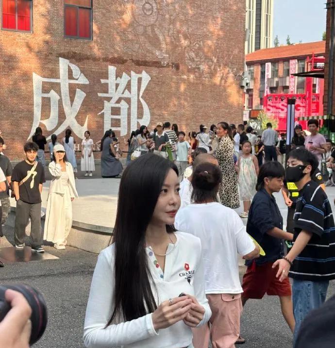 《于文文太会玩！成都街头偶遇她演唱会前“兼职”街采，敢聊前任还引彩蛋猜测，谁羡慕