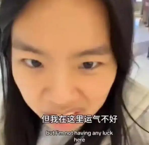 今年3月，一个亚裔女孩在网上怒骂中国火了。她吐槽中国手机支付太麻烦了，美国的信用