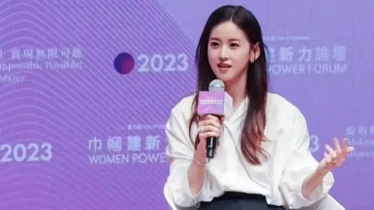章泽天现实长啥样？路人的镜头才是“照妖镜”，突然理解刘强东了
