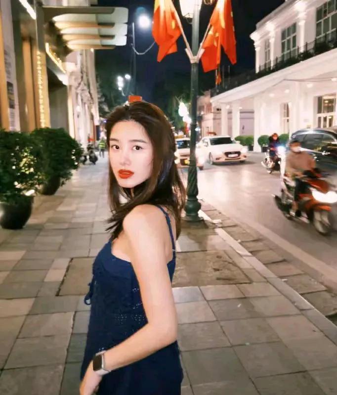 杨采钰学精明了！
她曾与富商陈金飞相恋，两人相差30岁，原以为抱上陈金飞这棵大树