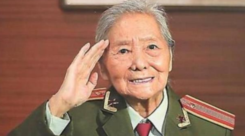 1979年，曾是上甘岭坑道唯一女兵的刘禄到美国出差。一天，刘禄在纽约的一家饭店用