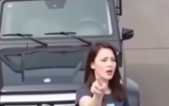 龙海县县长女儿开奔驰当街亮证件，还狂扇路人耳光！却不想被打之人竟然是……