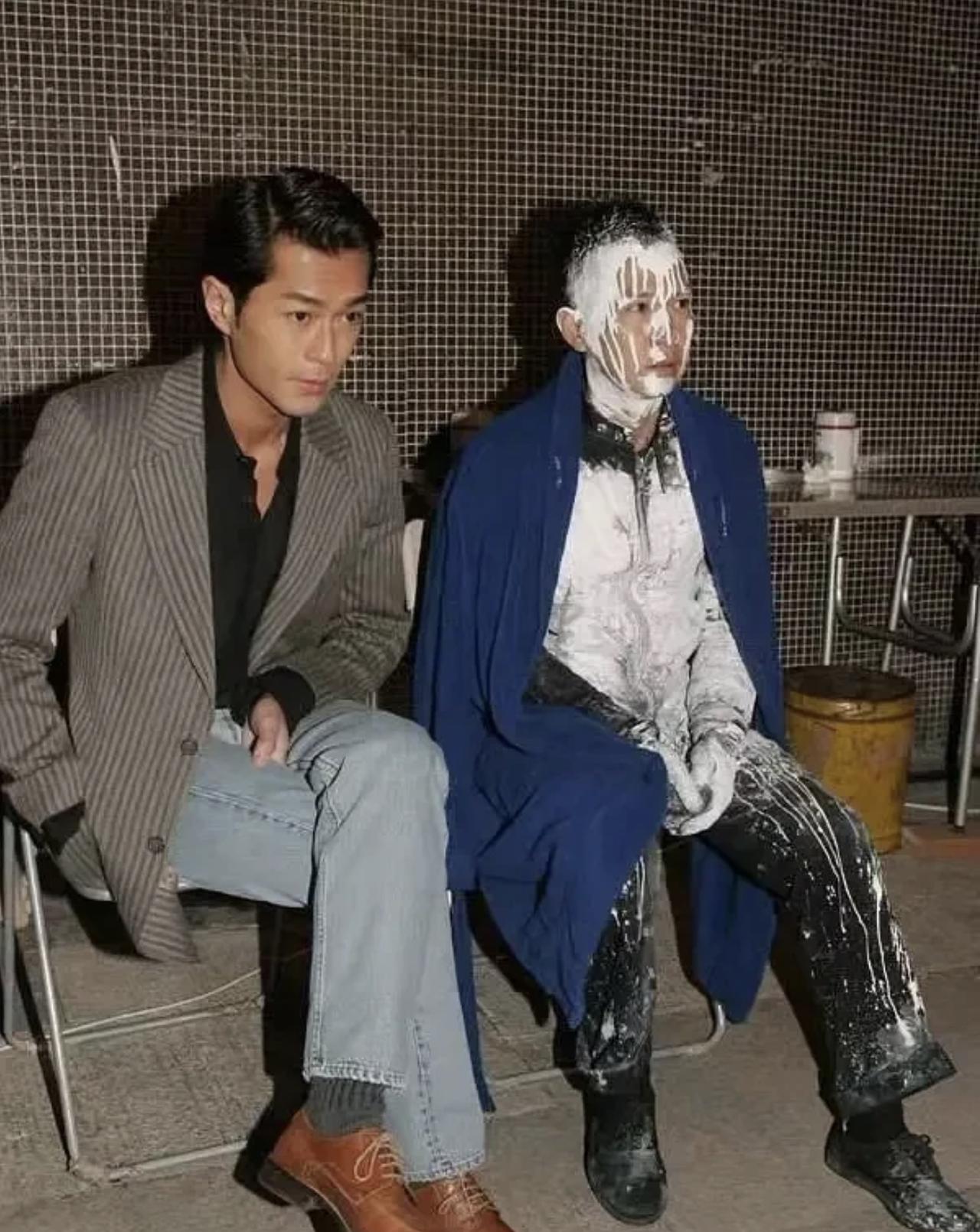 古天乐与张家辉古早合影，两人在拍戏现场，坐在那里休息的画面。
2005年到202