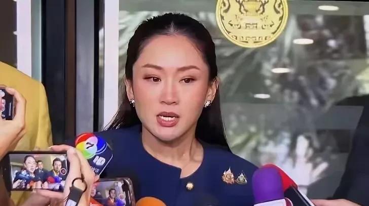 这几天泰国的美女总理一定很难受，没想到坦诚谦恭对待洪叔叔，却被人无情的利用了。