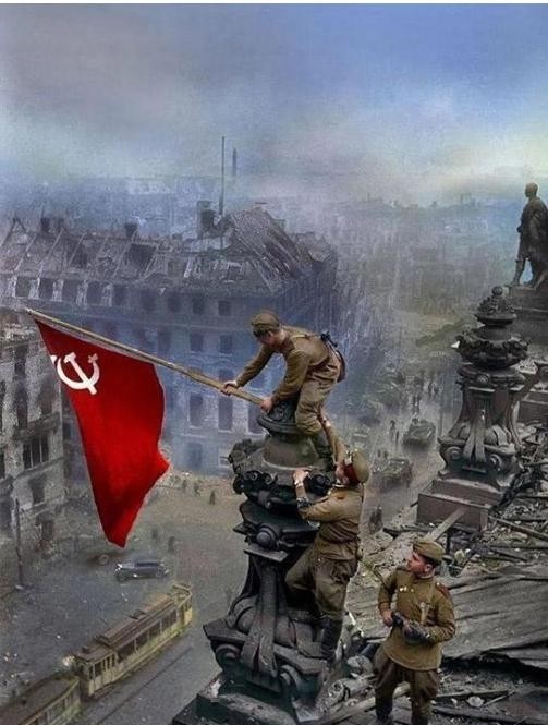 1945年，苏联红军跨过边境，说是帮中国打日本。仗确实打了，日军也确实败了，可东