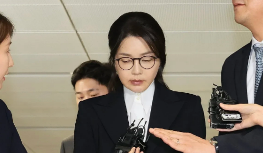 韩国金建希女士被拘留后的第二次特别检察组传唤调查结束，此次调查全程耗时7小时，特