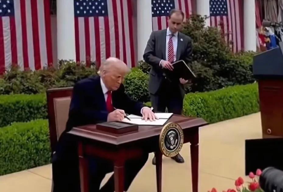 美国终于学会了精神胜利法，特朗普的关税措施没让我们屈服，也没有等到我们的电话，特