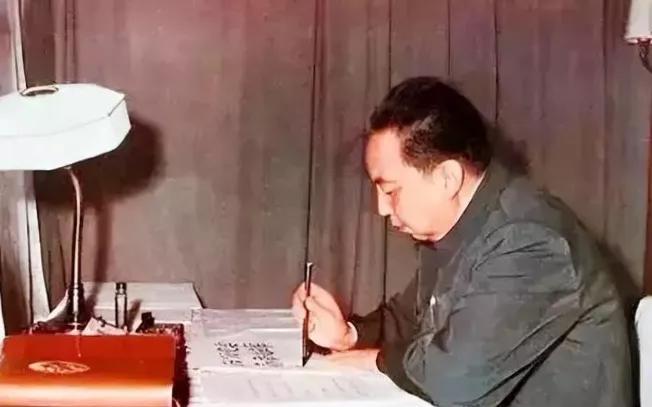 华国锋是“最懂泥土味”的总理，听得见米缸响，看得出老人的眼神发虚。常说：“我当总
