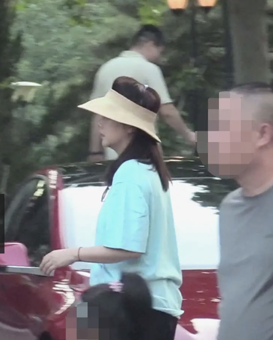 肖央吃烤肉时的“守护者模式” 与妻女同行