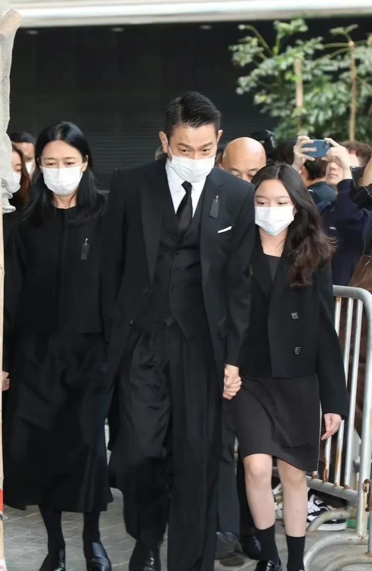 刘德华给所有男人上了一课。
结婚不一定要找漂亮的，
也不一定要找能力出众的，但是