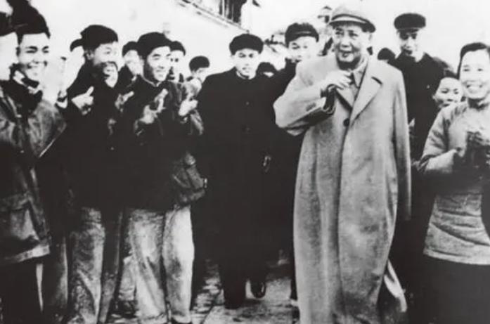 1958年毛主席视察广西，他的爱将韦国清试探：您敢吃蛇羹吗？
“主席，广西人待客