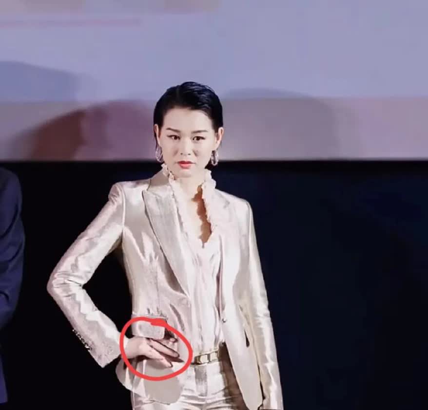 求求你了，胡杏儿，别再卷了！
给你的合作女艺人留口饭吃吧，
难道你不知道，在