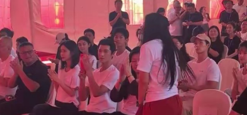 尚公主开机孟子义、李昀锐稳稳坐在第一排，这“昀牵孟绕”从《西出玉门》到《九重紫》