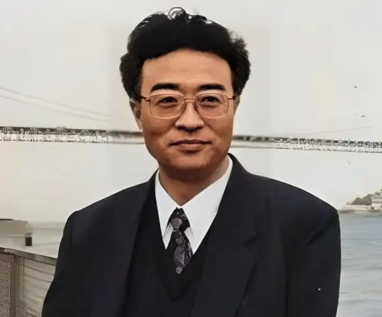 他名叫刘铁骑，是大贪官刘青山的儿子，父亲在1952年被枪毙的时候，刘铁骑才6岁，