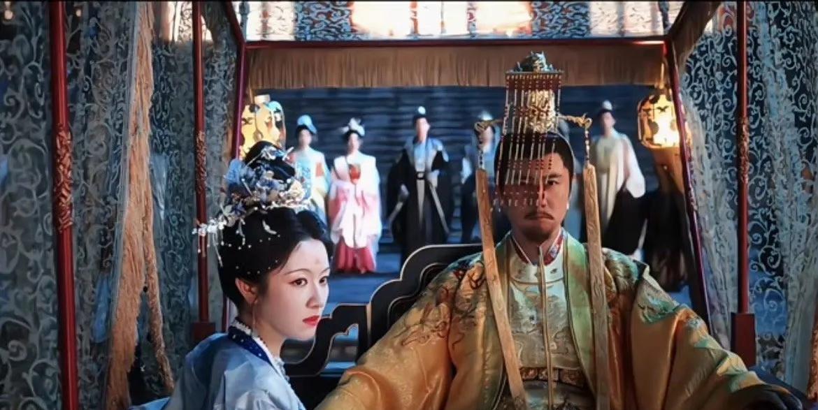 《朝雪录》这剧最近讨论度可真不低，下图就是女主为了给太后治病，居然能上和皇帝同座