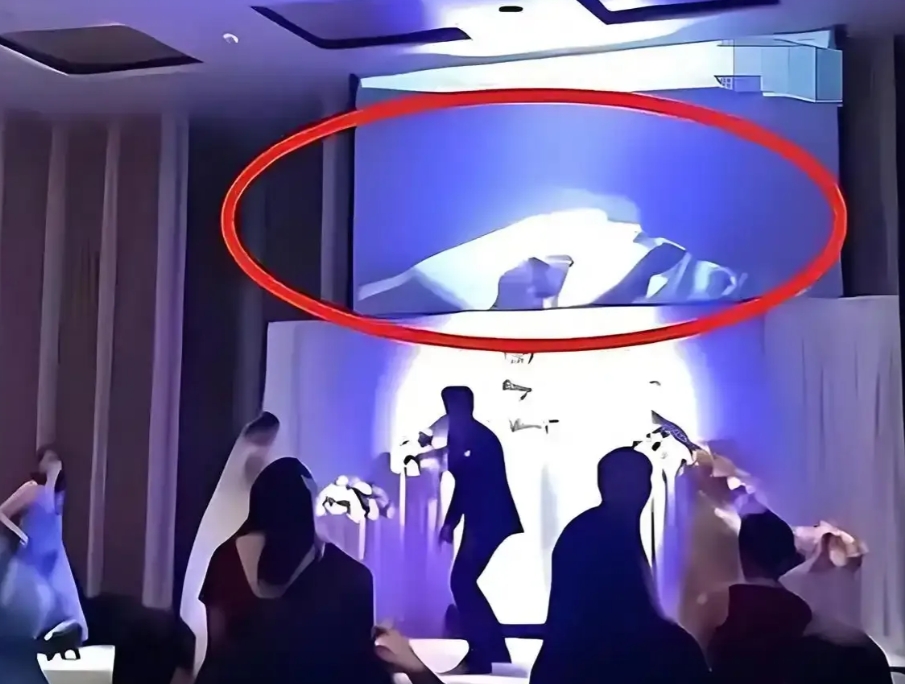 “这谁顶得住！”7月7日，上海，一女子在酒店举办婚礼，大屏幕播放完她和新郎的视频