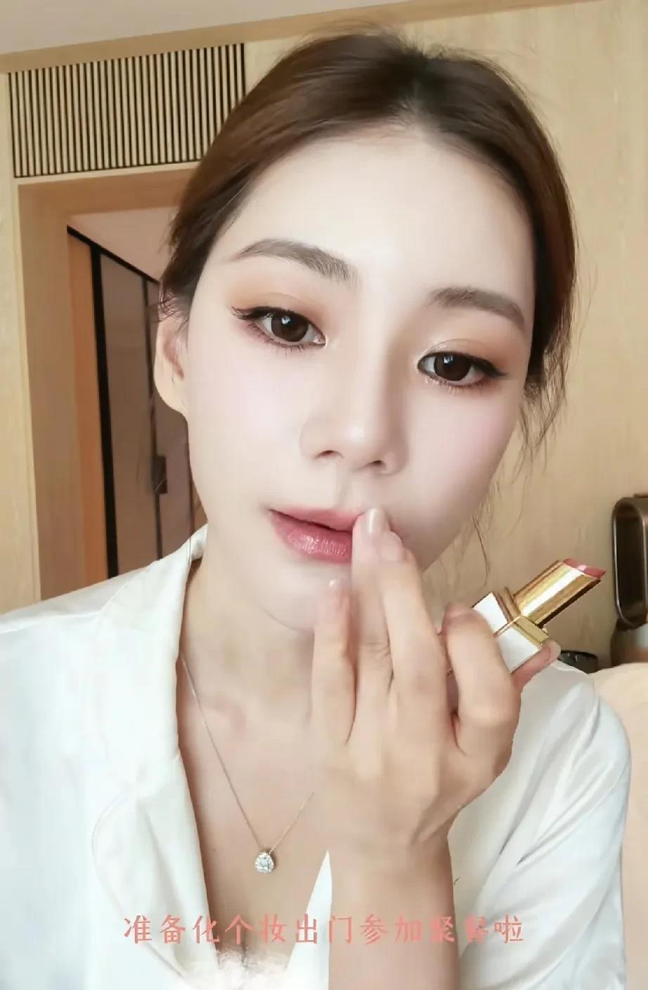 原来马筱梅价值百万的蒂凡尼蓝钻石，不是汪小菲送给她的生日礼物，也不是张兰送的！她