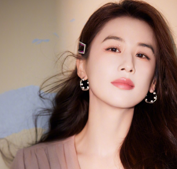 #黄圣依要重回影视圈了#  
恭喜黄圣依告别杨子的阴影，重回影视圈！
但是让人担