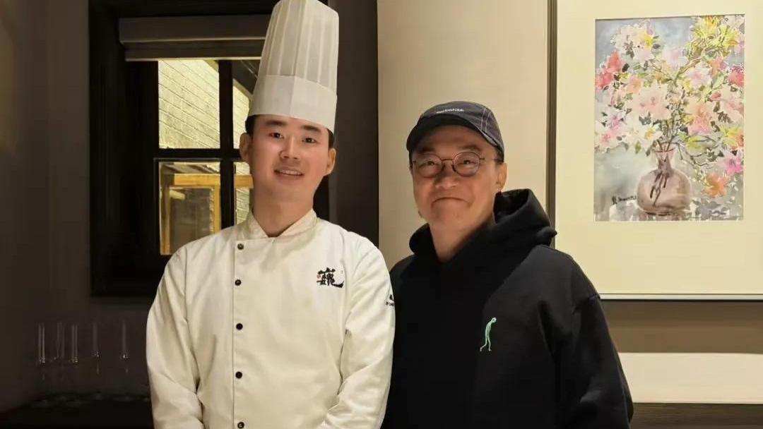 51岁陈奕迅去吃重庆菜，和大厨见了面，打扮低调，看起来瘦了好多