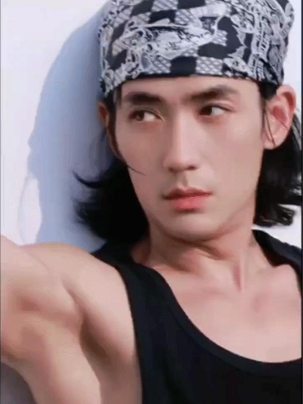 朱一龙拍摄《东极岛》前两个月进组，一边做水下闭气深潜训练，一边不停的做健身训练，