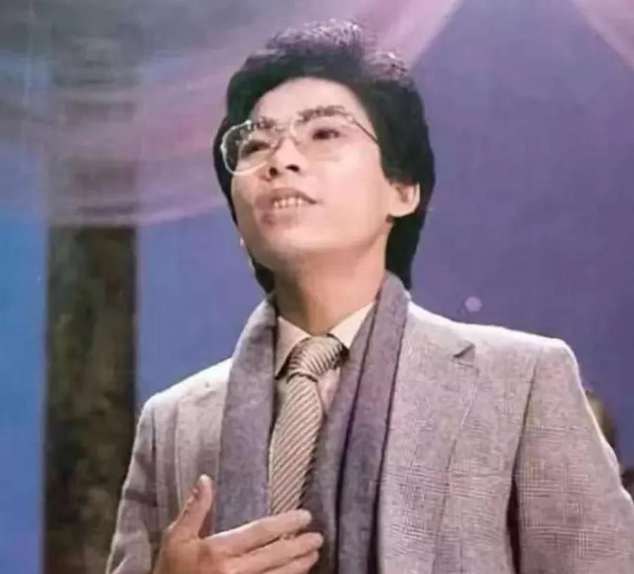 1984年，歌手张明敏得知我国举办亚运会的经费，还差了6亿的缺口时。毅然决然的卖