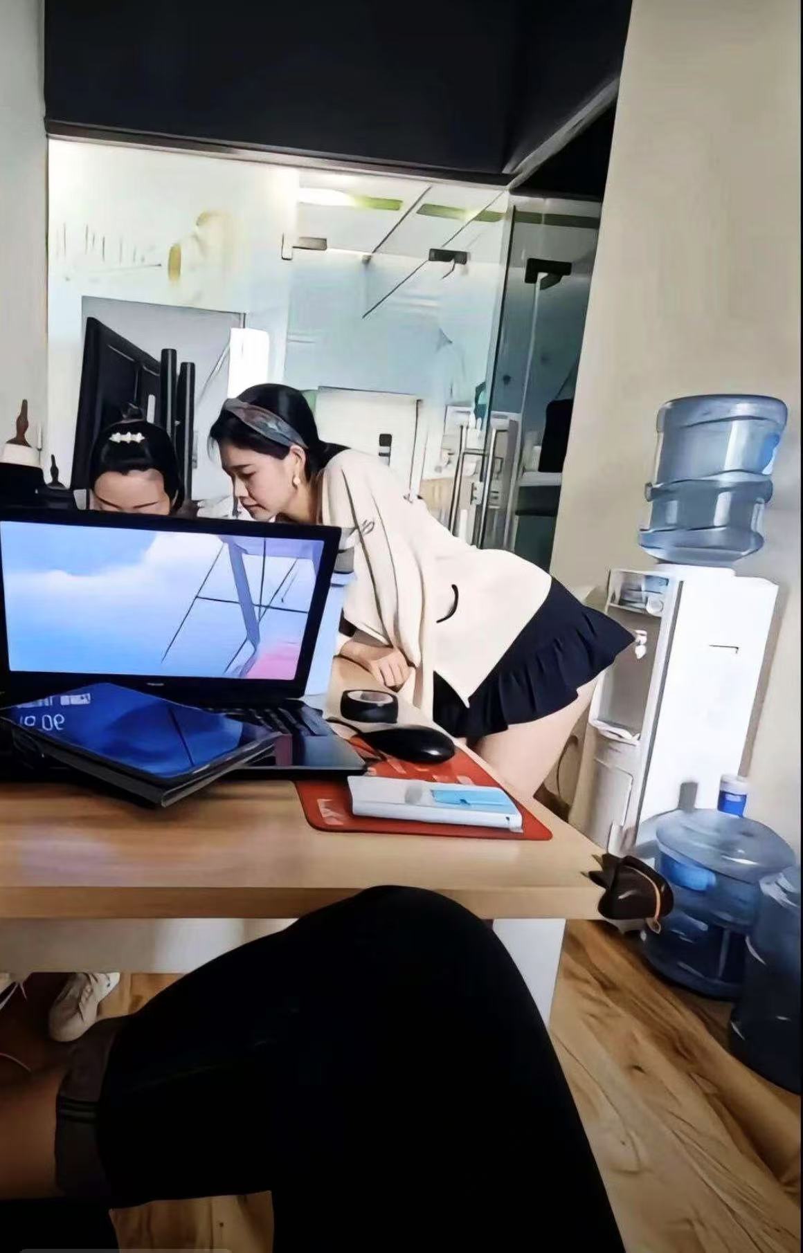 美女还没汇报完工作，我实在是喝不下了