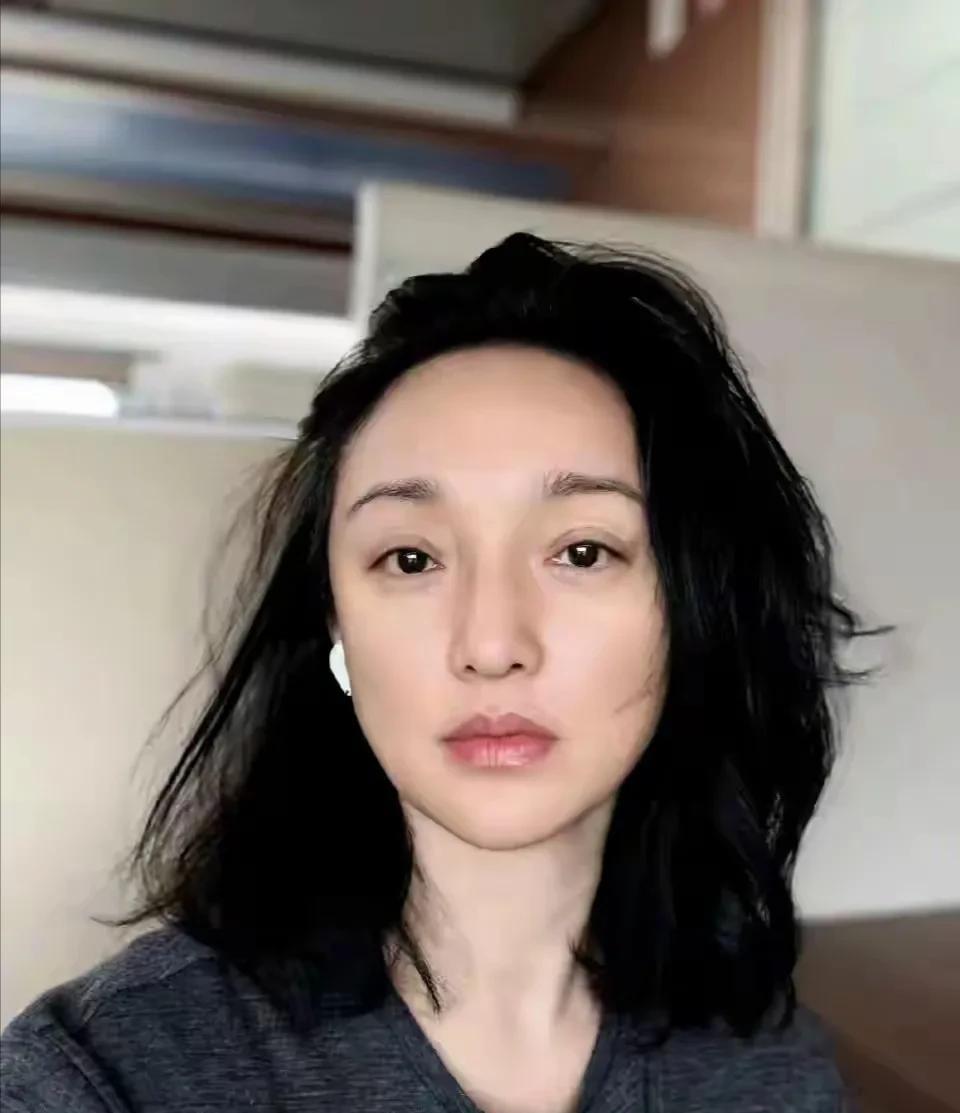 50岁周迅晒素颜磨皮滤镜照自证自己高颜值，周迅自从演完如懿传以后就变得没有自信心