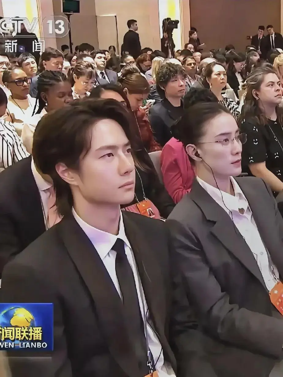 这是非静止画面，
央视镜头中的王一博和宋佳！
王一博这孩子还是经验少了，老一辈的