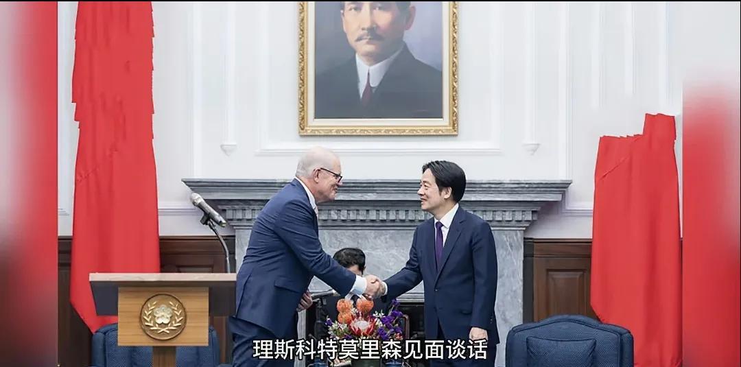 他是澳大利亚前总理斯科特·莫里森窜台了。他在位期间，就是美国的附庸和工具，他跟着