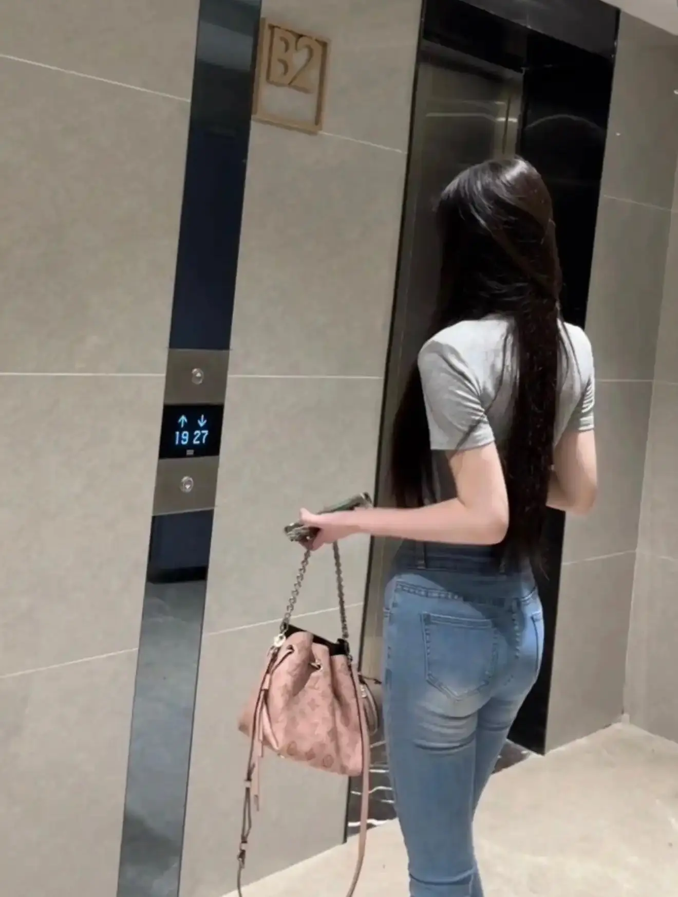 女人晚上出入宾馆是查房嘛？