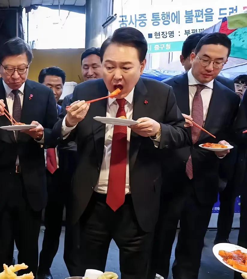 前总统伊锡悦现在成了一个真正的囚犯，被关在一个9平方米的监室里，穿囚服，和普通的