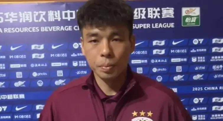 上港李帅回应诈伤传闻！近日李帅社交媒体上发文：首先我只是个普普通通踢球的人，我也