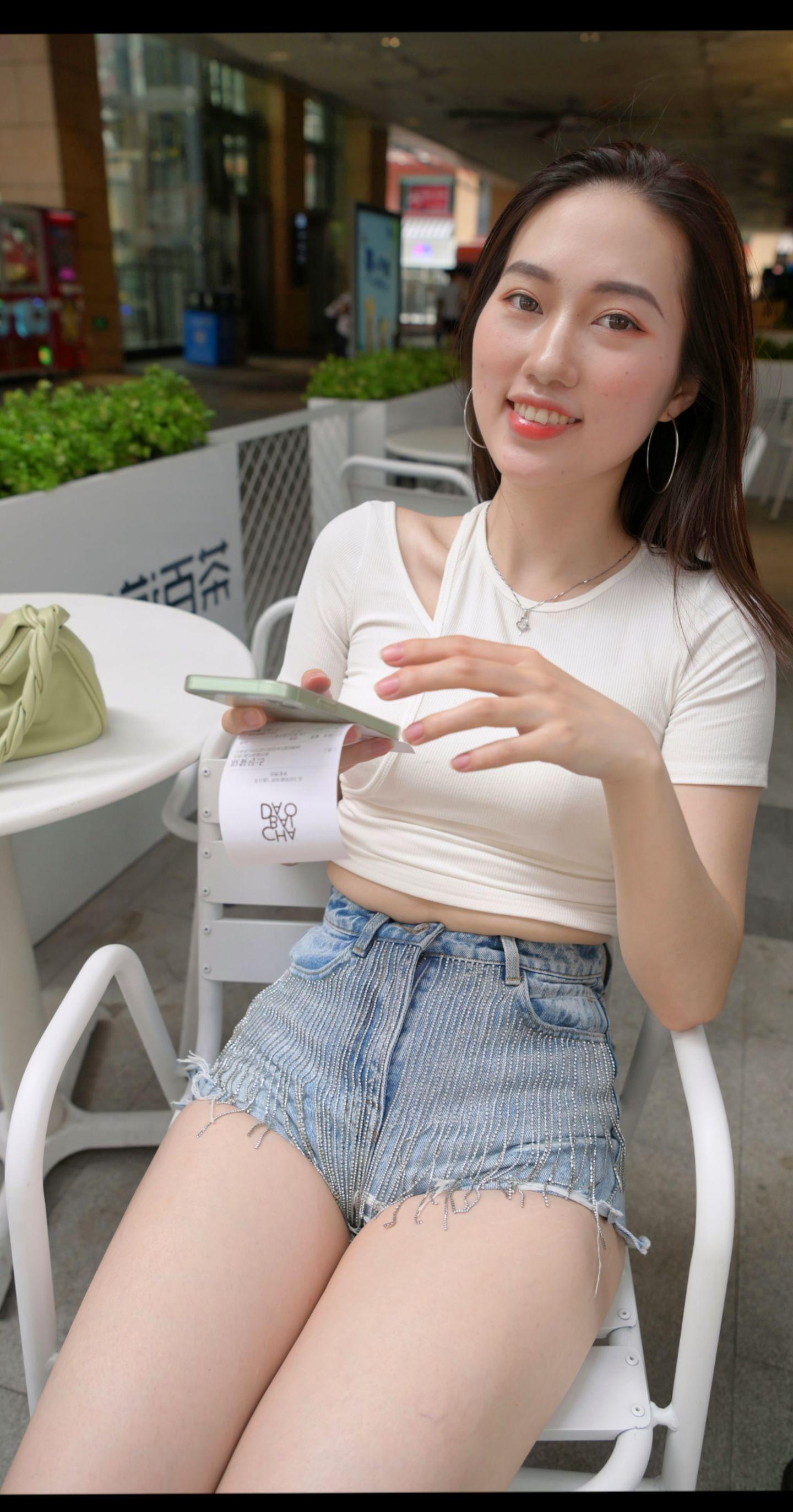 小姨让我陪她去河边散步，说傍晚风景好空气好。