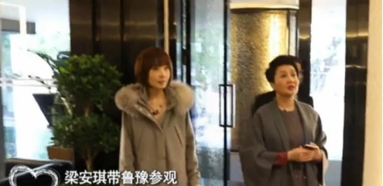 梁安琪澳门遇事摆平











鲁豫在澳门采访梁安琪时，竟然撞了豪车！