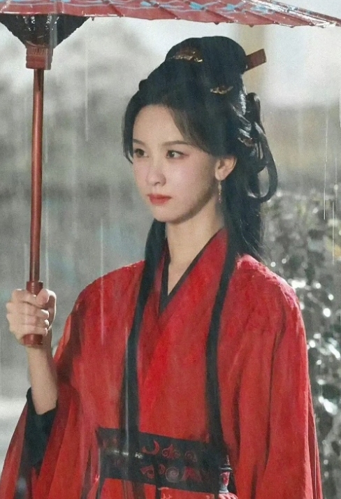 天选古装美人说的就是陈都灵吧！嘟嘟在《翘楚》里造型好美好有灵气，不得不说陈都灵每