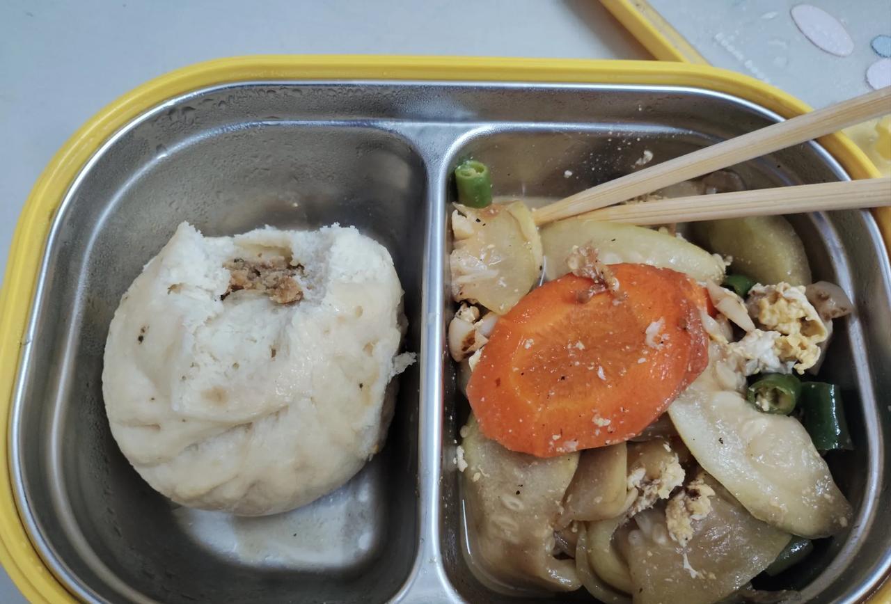 开始带早餐的第一天
自制包子+鸡蛋胡萝卜炒葫芦+一盒纯牛奶
目标：一月瘦7斤
初